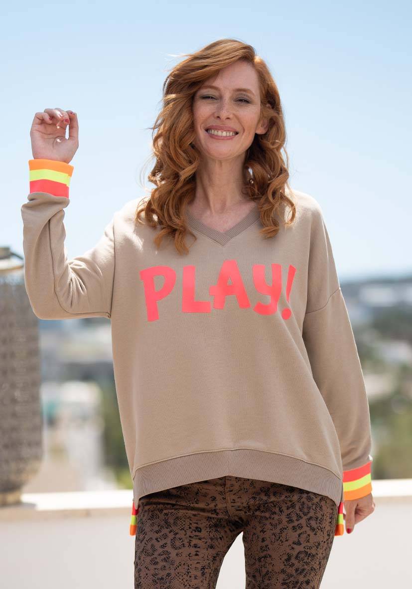 Miss Goodlife V-Neck Play! – sand