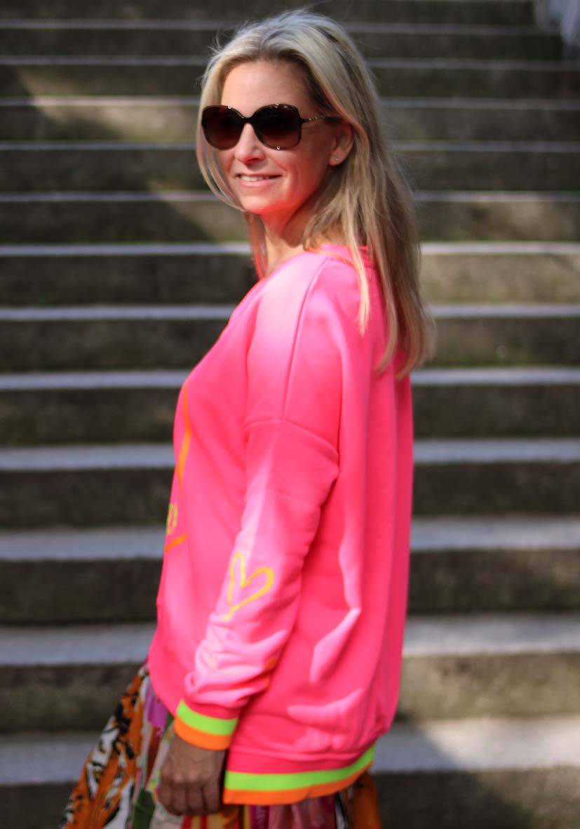 Miss Goodlife V-Neck Smile Ibiza – Neonpink