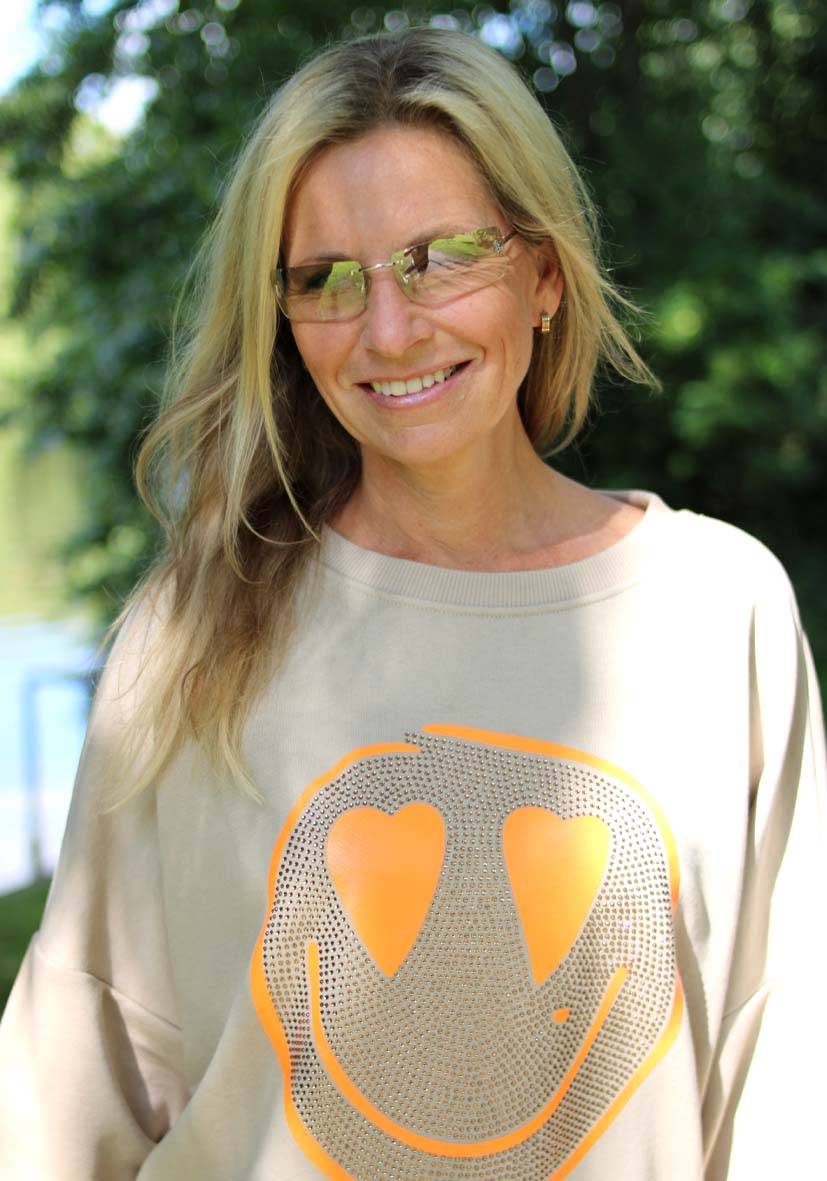 Miss Goodlife Roundneck Famous Heartface Strass – Sand