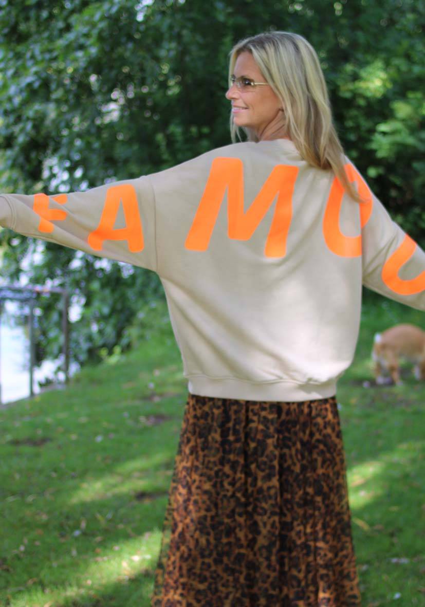 Miss Goodlife Roundneck Famous Heartface Strass – Sand