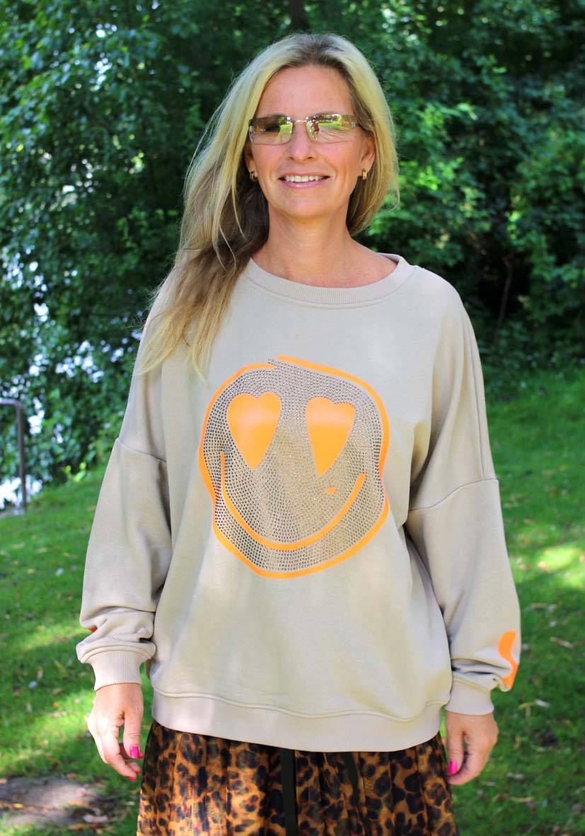 Miss Goodlife Roundneck Famous Heartface Strass – sand