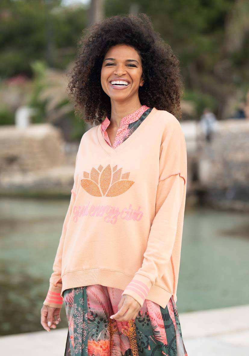 Miss Goodlife V-Neck Good Energy Namasté Strass – Puder