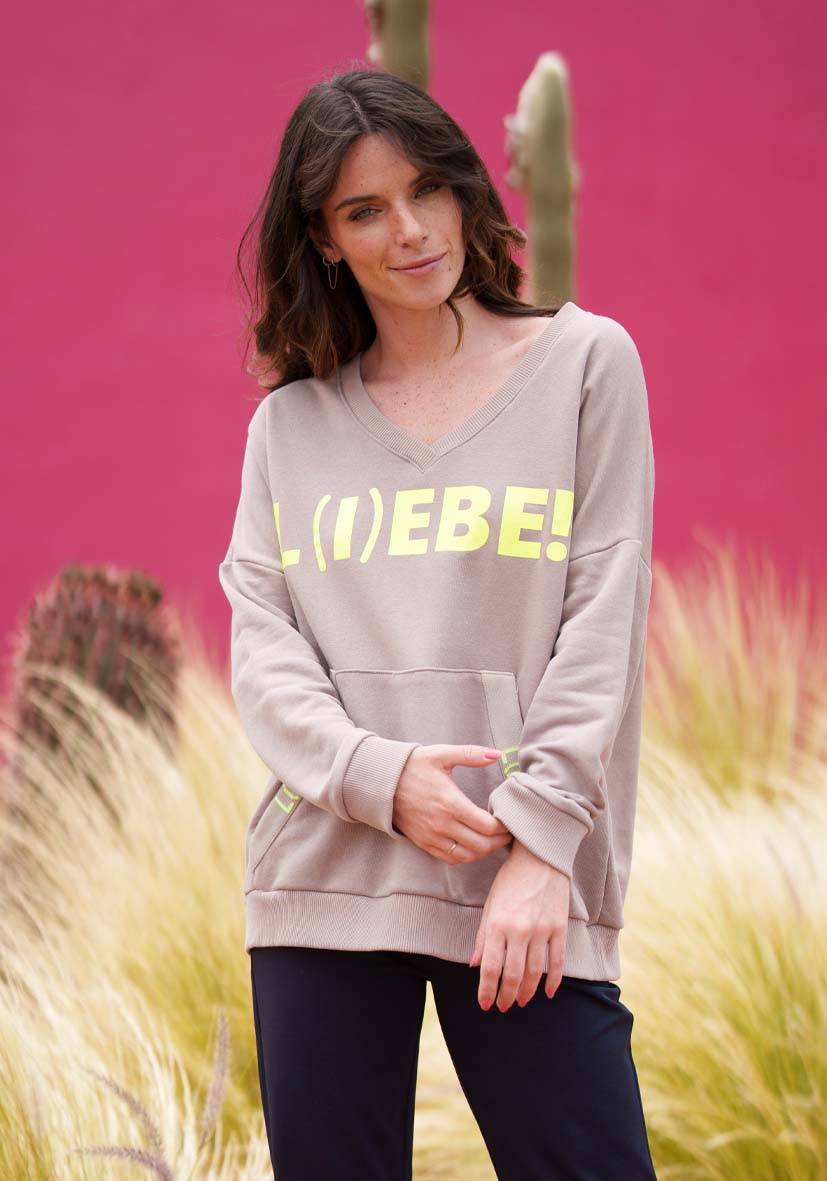 Miss Goodlife V-Neck L(i)ebe Pocket – sand/neonyellow