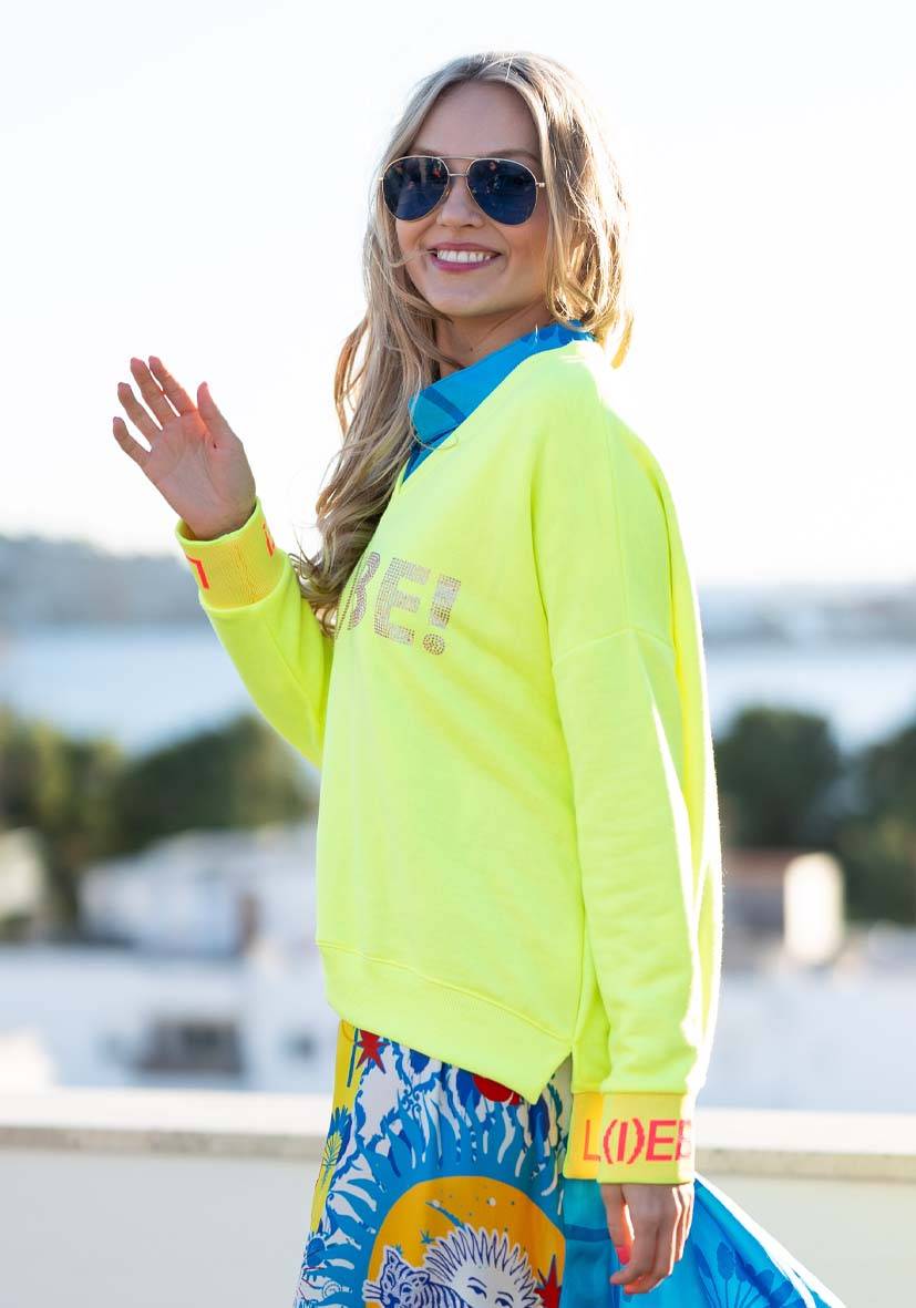 Miss Goodlife V-Neck L(i)ebe Strass – Neonyellow/rose