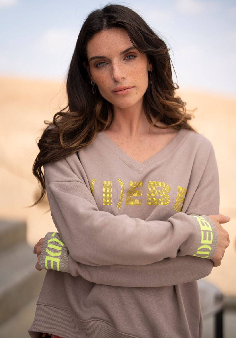 Miss Goodlife V-Neck L(i)ebe Strass – Sand/neonyellow