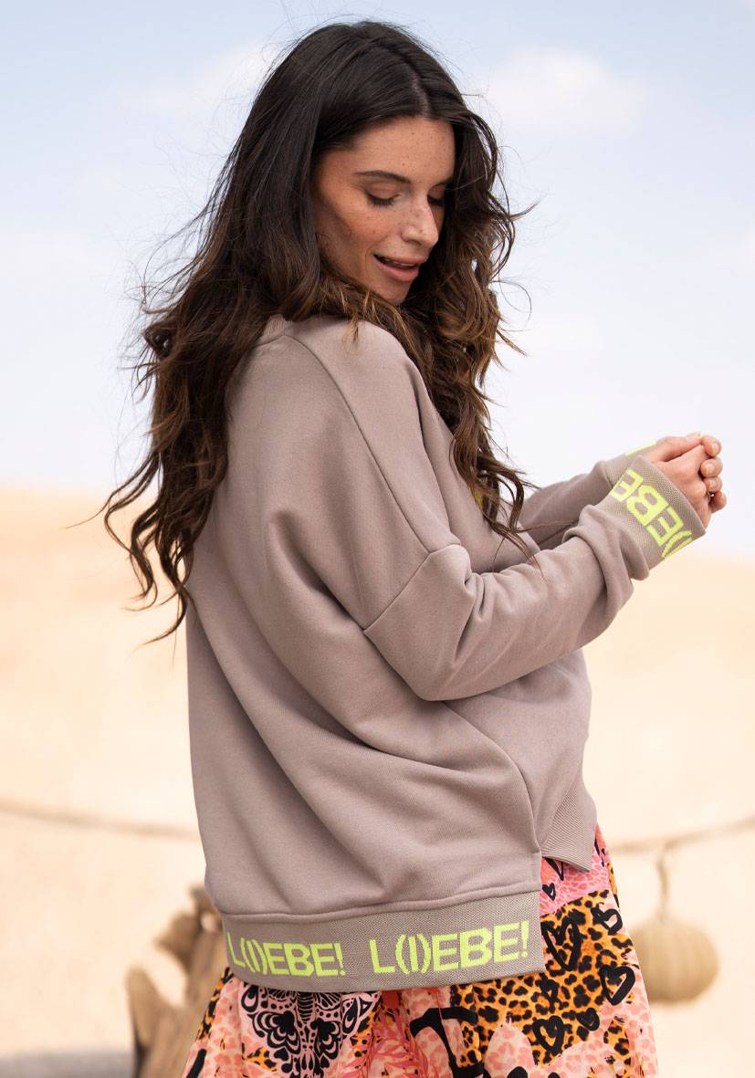 Miss Goodlife V-Neck L(i)ebe Strass – Sand/neonyellow