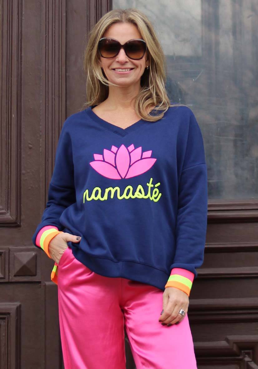 Miss Goodlife V-Neck Namasté – Darkblue/neonpink/neonyellow