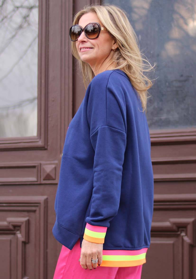 Miss Goodlife V-Neck Namasté – Darkblue/neonpink/neonyellow