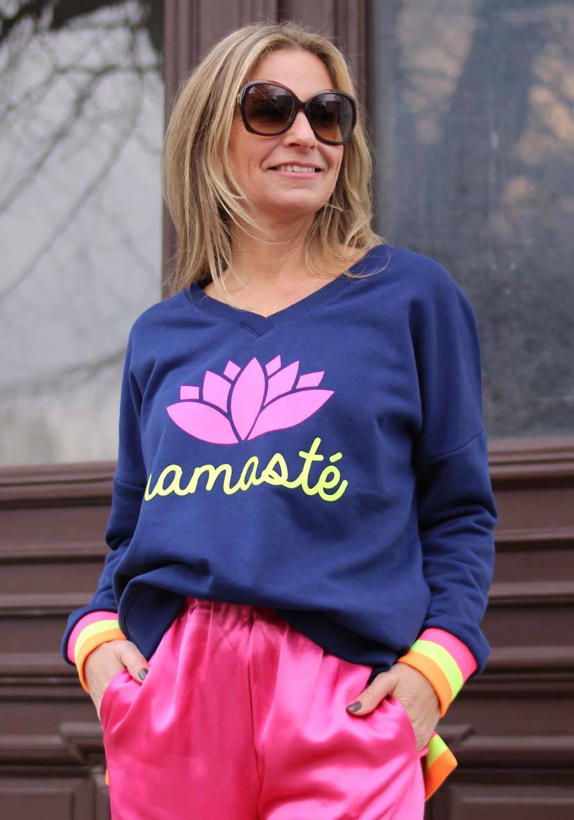Miss Goodlife V-Neck Namasté – darkblue/neonpink/neonyellow