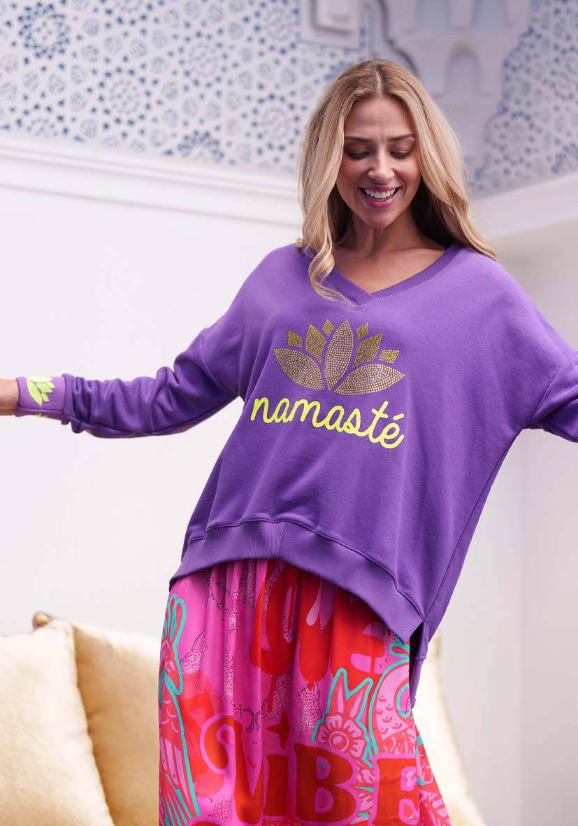 Miss Goodlife V-Neck Namasté mit Strass – lilac/neonyellow