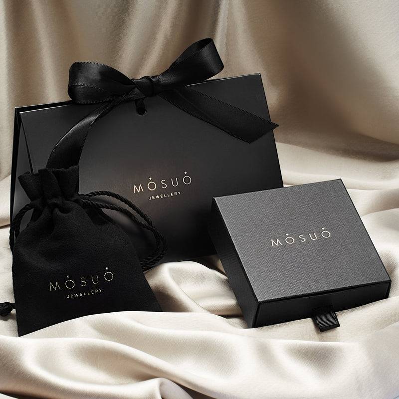 Mosuo Jewellery Diamant Buchstaben Halskette “J” - Vermeil