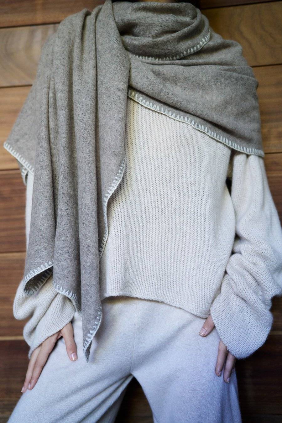 Mouleta Cashmere Schal | Colored Embroidery Border