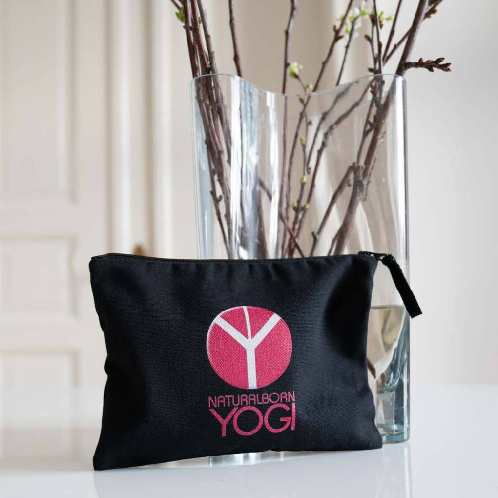 Natural Born Yogi Let Love Rule – Pouch schwarz