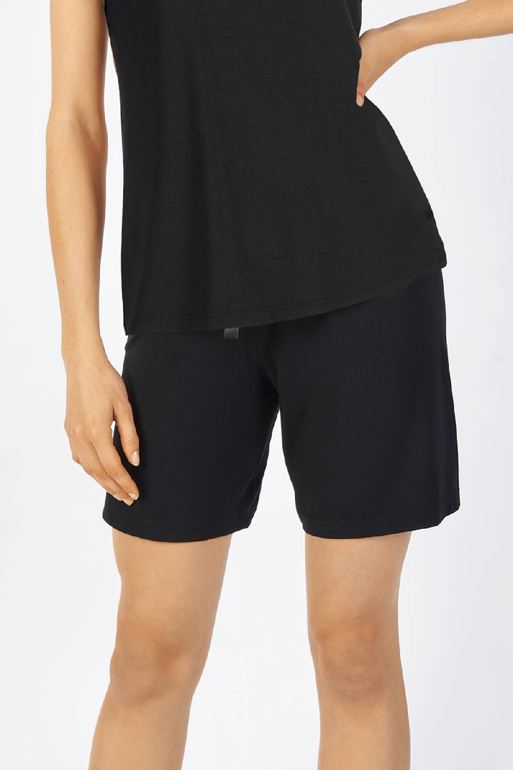 Nina Von C. Bermuda, Modal