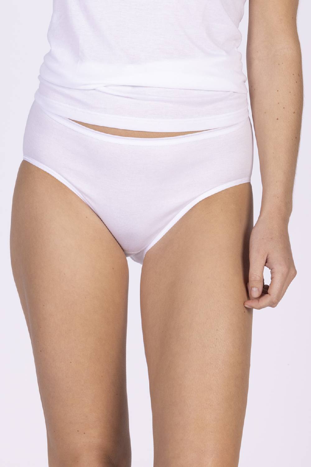 Nina Von C. Hüftslip, MOTION