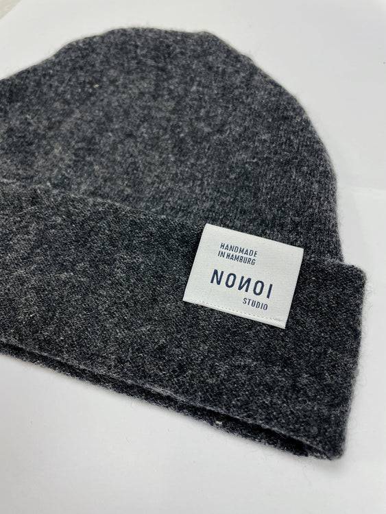 Nonoi Studio DUNKELGRAUE MÜTZE "MIDY" AUS KASCHMIR // UNISEX