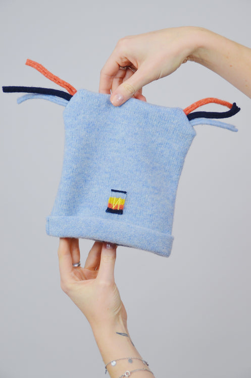 Nonoi Studio HELLBLAUE BABYMÜTZE "BLITZEN" AUS WOLLE MIT "ÖHRCHEN"