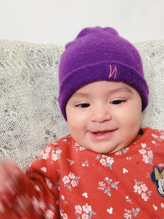 Nonoi Studio LILA KINDRMÜTZE "LITTLE BARCELONA" AUS WEICHEM KASCHMIR