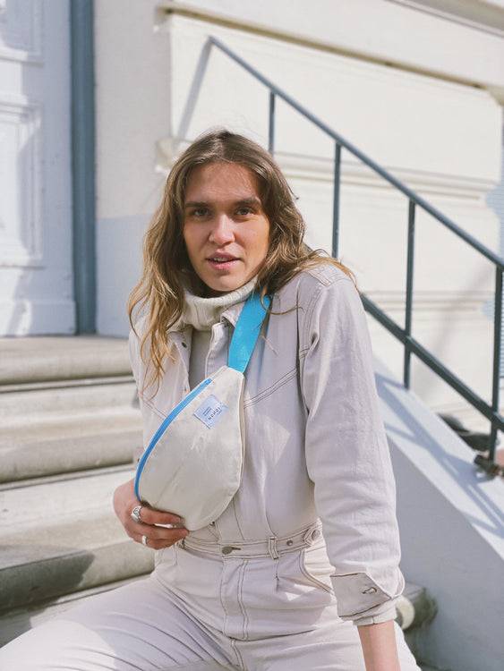Nonoi Studio Bauchtasche BENT // Creme + Blau