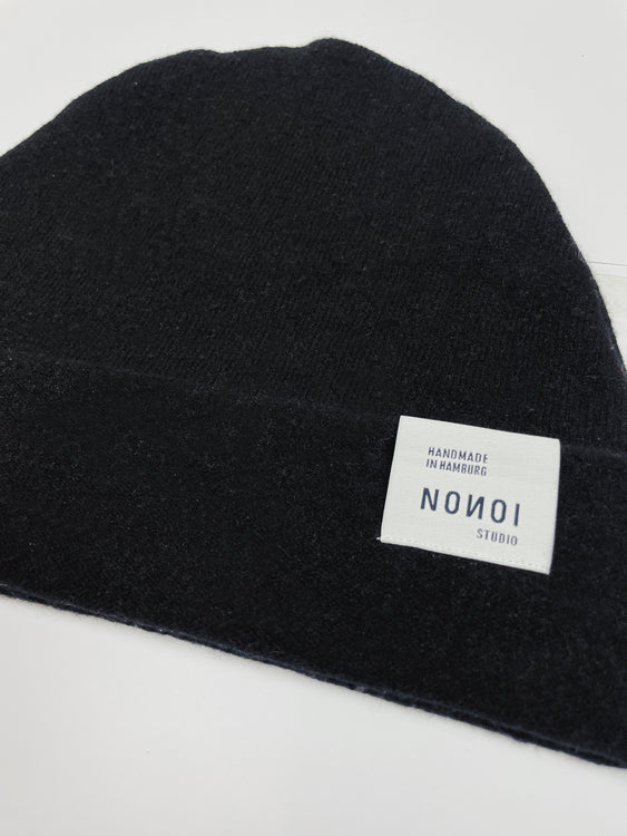 Nonoi Studio SCHWARZE MÜTZE "NERA" AUS KASCHMIR // UNISEX