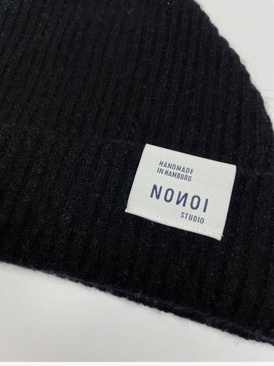 Nonoi Studio SCHWARZE MÜTZE "NERA" AUS KASCHMIR // UNISEX