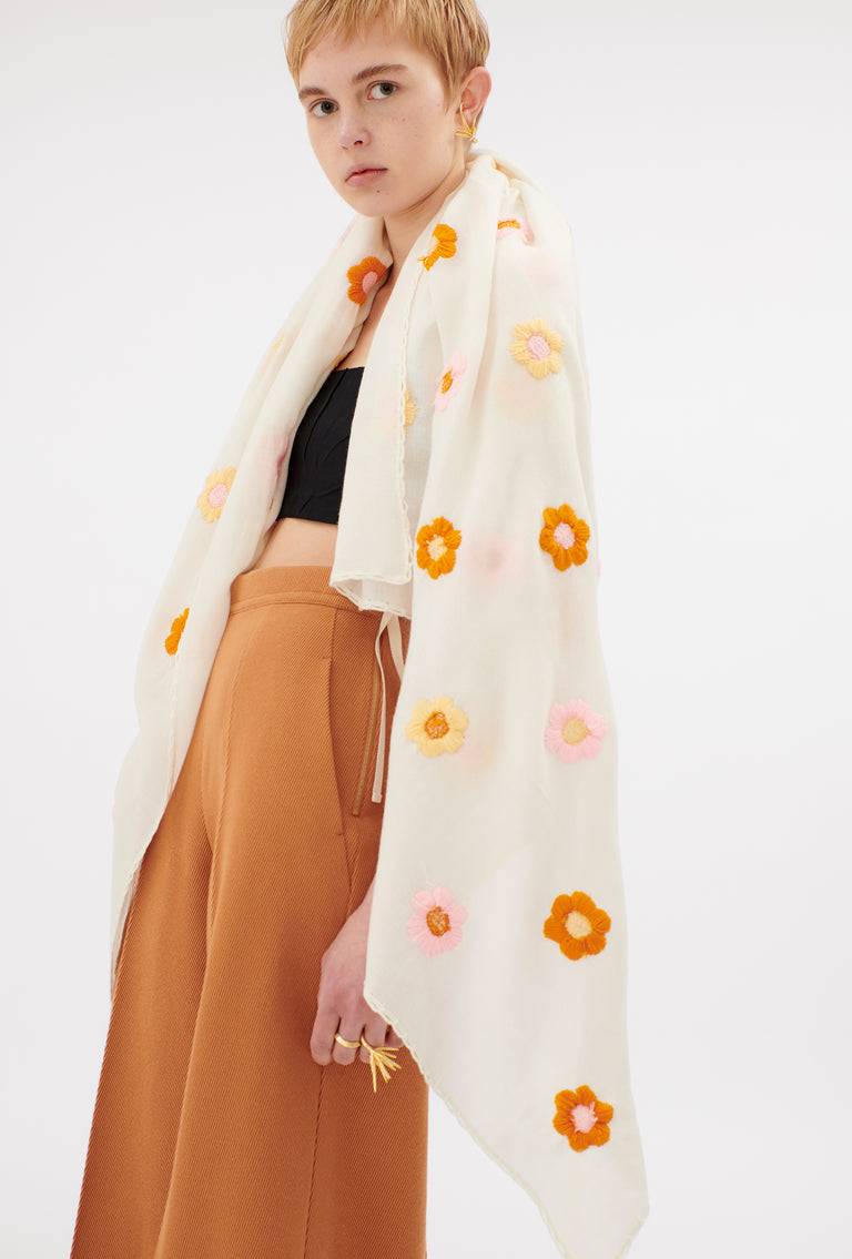 Odeeh Hand Embroidered Daisies Schal, Candy