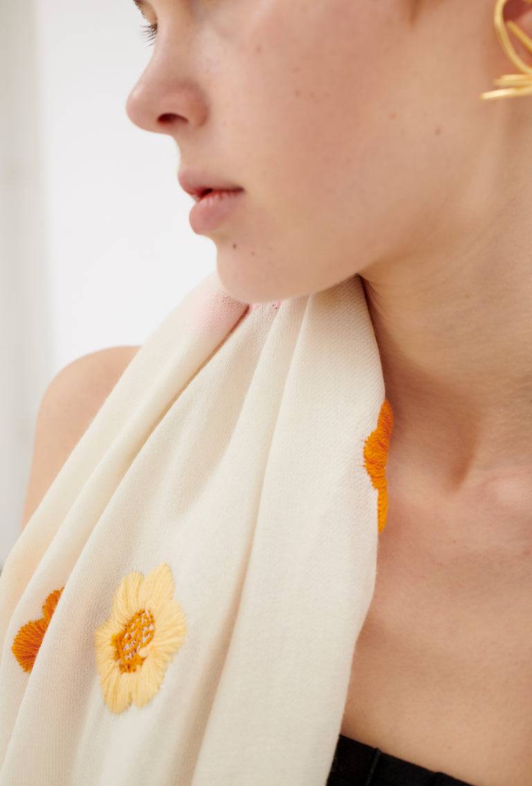 Odeeh Hand Embroidered Daisies Schal, Candy