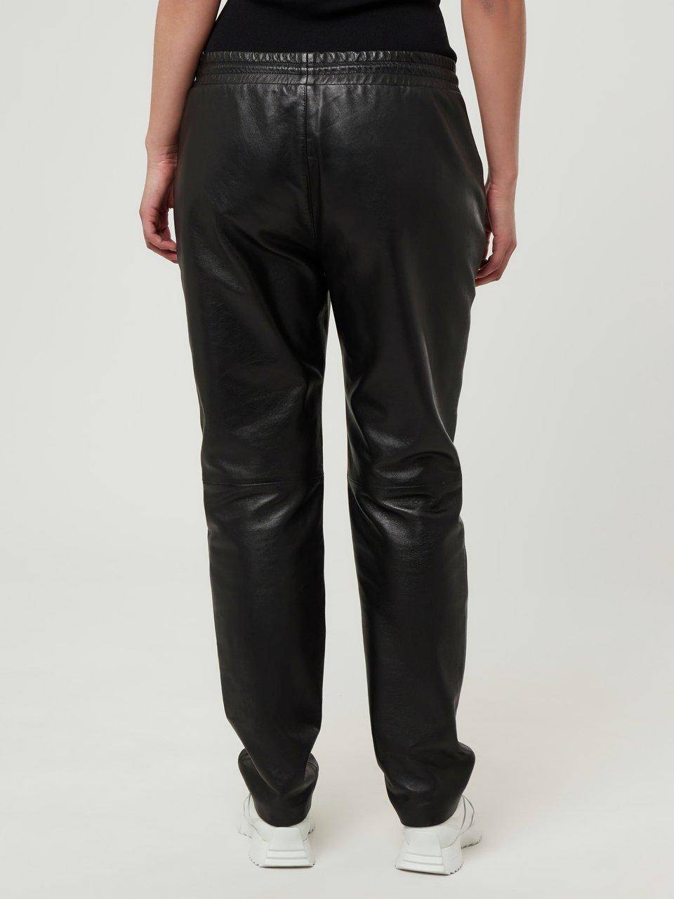 Emilia Lay Lederhose