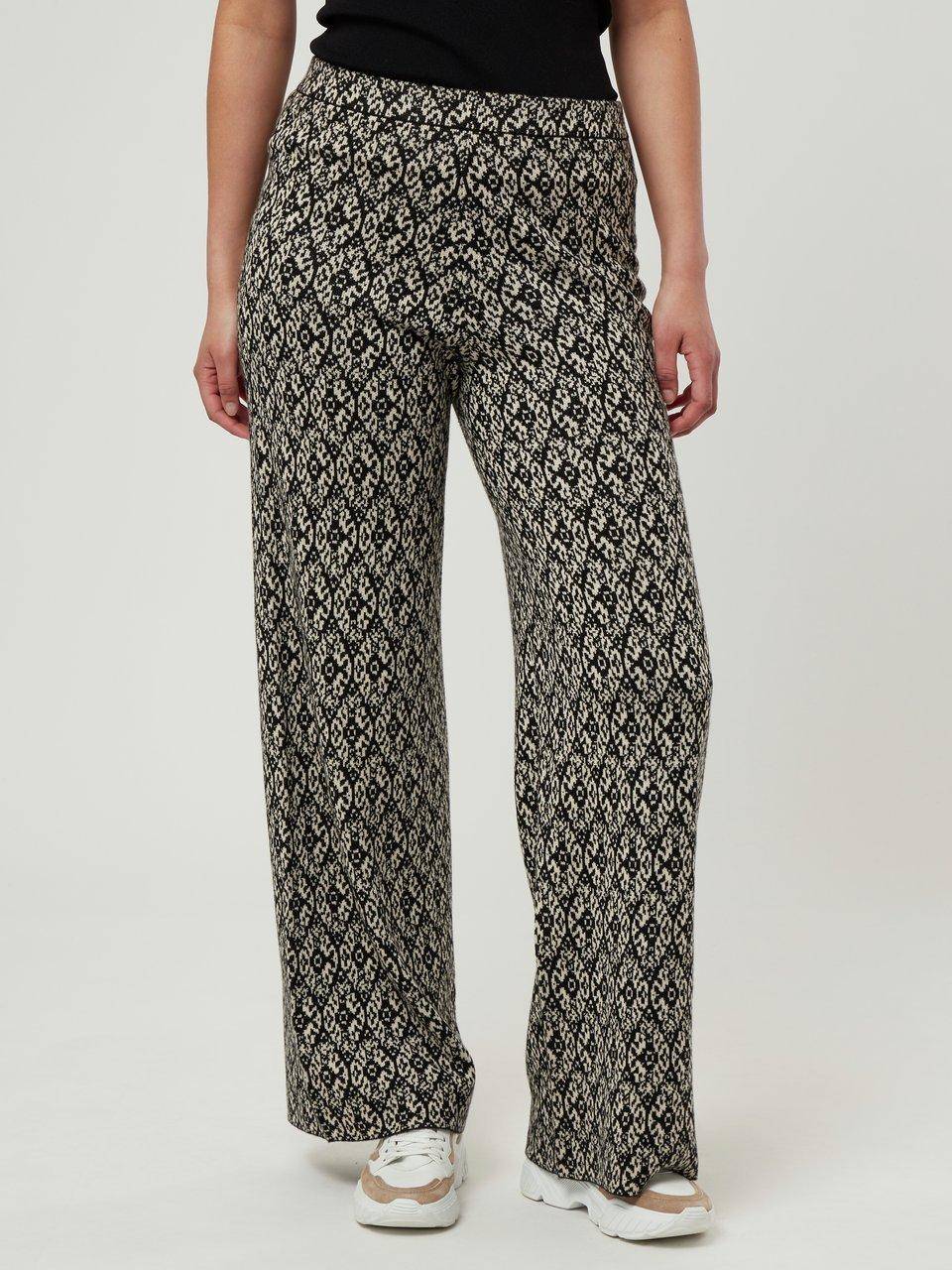 Emilia Lay Strickhose