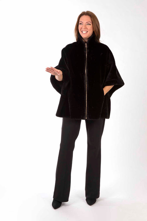 Petite M. Cape Zum Wenden In Lammfell Imitat Schwarz