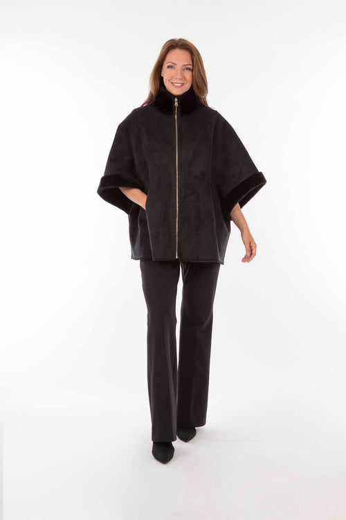 Petite M. Cape zum Wenden in Lammfell Imitat Schwarz