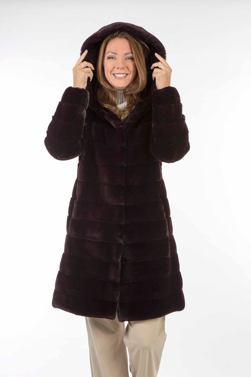 Petite M. Kunstpelz Kurzmantel mit Kapuze in Dunkel Weinrot