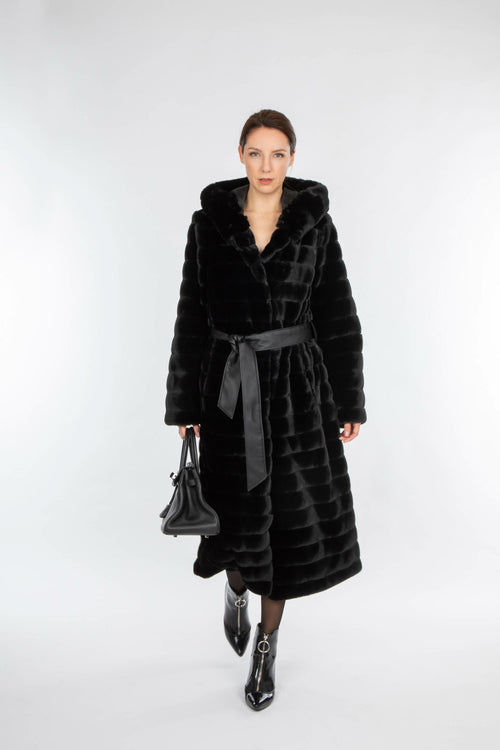 Petite M. Langer Kunstpelz Mantel mit Kapuze in Schwarz