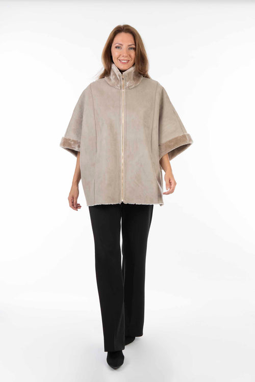 Petite M. Cape Zum Wenden In Kunstlammfell