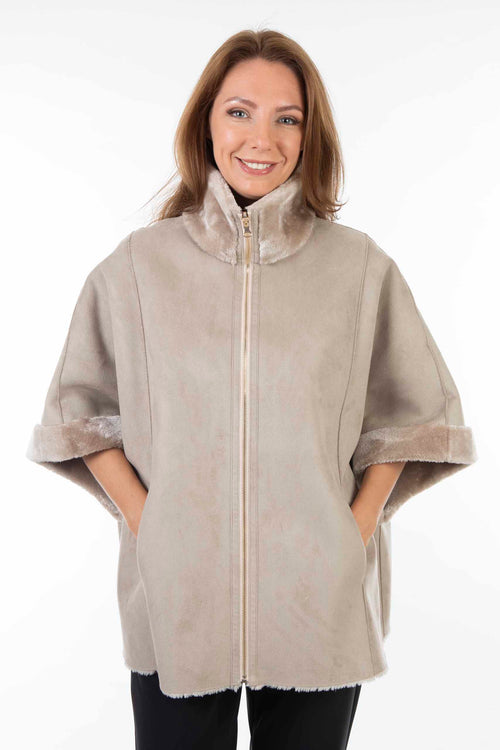 Petite M. Cape zum Wenden in Kunstlammfell