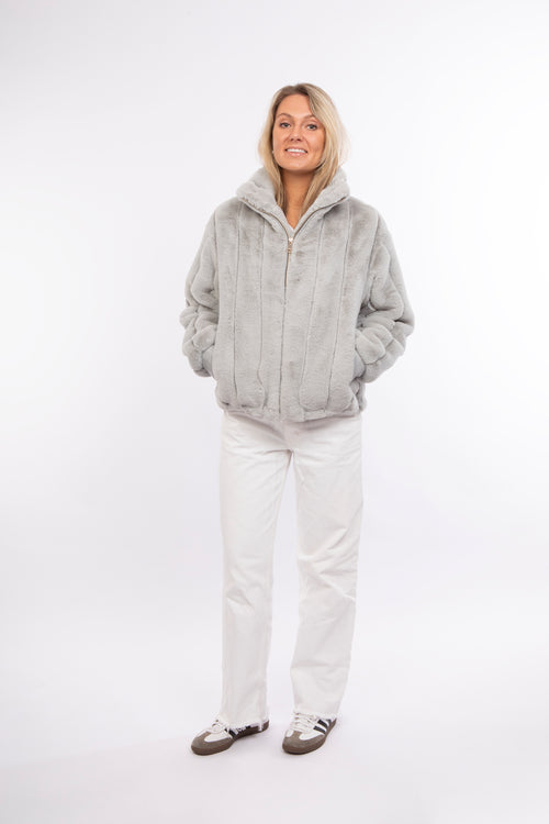 Petite M. Kunstpelz Bomberjacke in Silbergrau