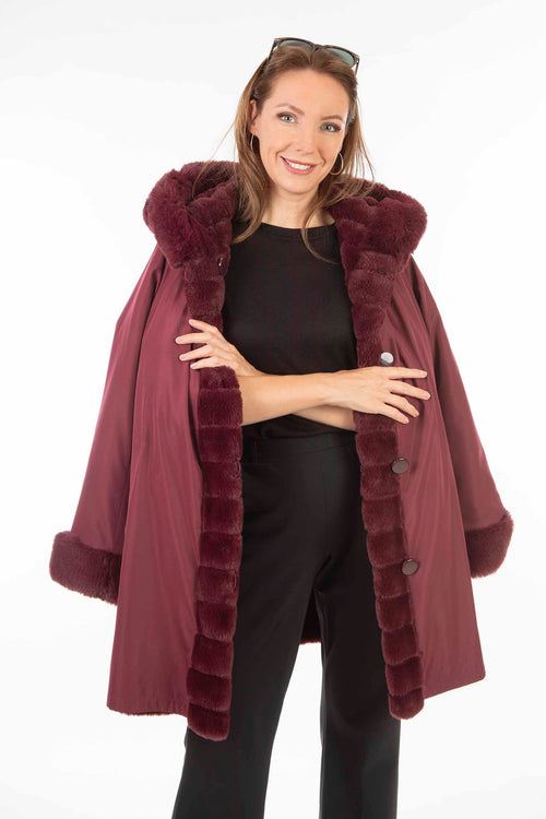 Petite M. Wendemantel mit Kapuze in Kunstfell und Microfaser, Farbe Weinrot