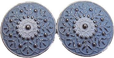 Pezzo D'oro Dirndl Schürzenschließe Metall, Farbig Coloriert ,2x Runde Form 2-teilig. Filigrane Form
