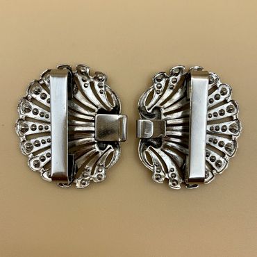 Pezzo D'oro Schürzenschließe, Filigrane Pfauenfeder, Altsilber,2 Tlg