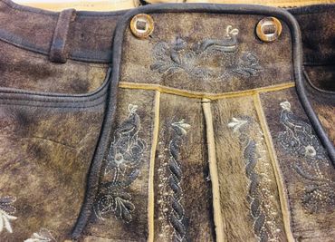 Pezzo D'oro Trachtenlederhose Kurz, Mit Gürtel Bayernwappen, Antikfarben Braun Wildbock