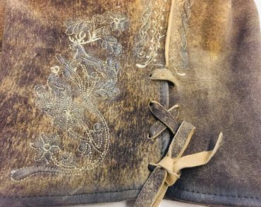 Pezzo D'oro Trachtenlederhose Kurz, Mit Gürtel Bayernwappen, Antikfarben Braun Wildbock