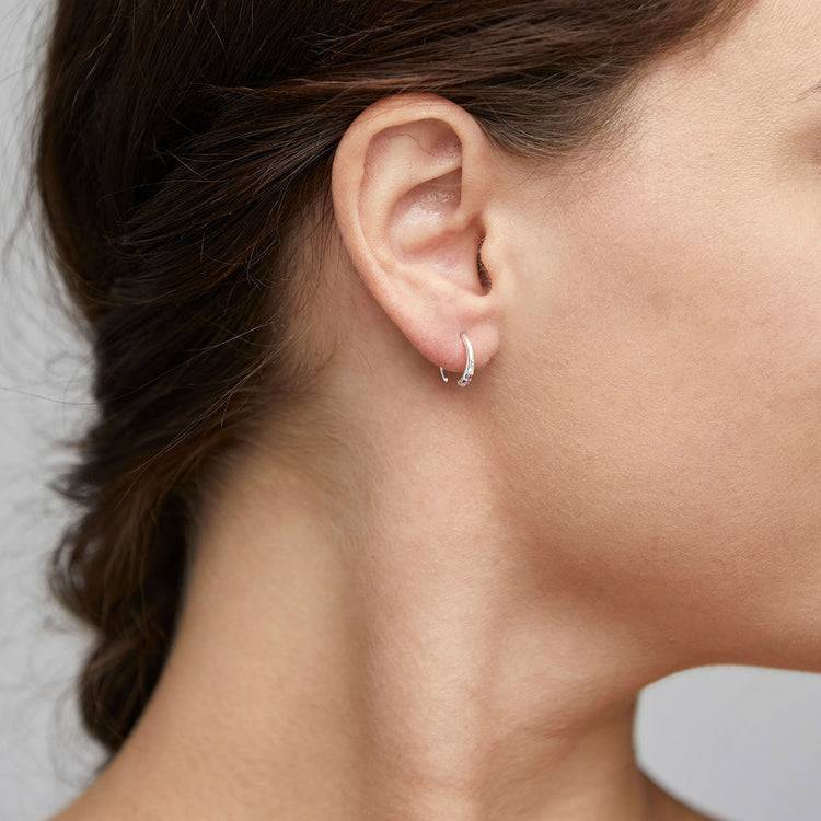 Pilgrim ABRIL Mehrfarbige Kristall-Huggie-Hoops Versilbert