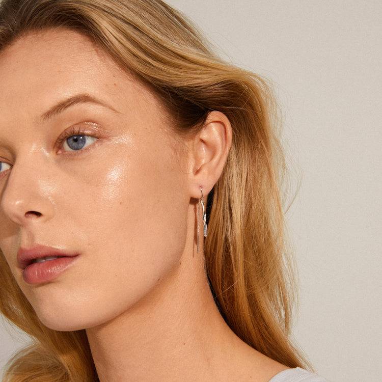 Pilgrim ALBERTE Kettenohrringe Mit Tropfenanhänger, Versilbert