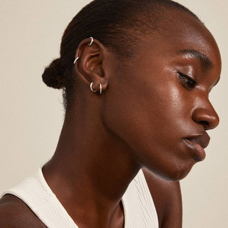 Pilgrim ARIELLA Recycelte Huggie-Creolen, 2-in-1-Set, Versilbert