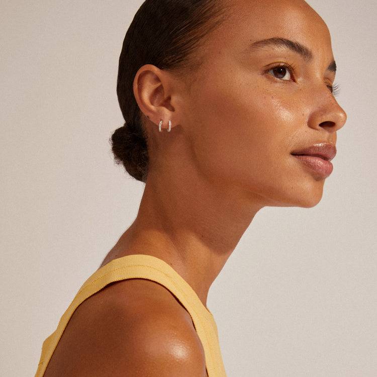 Pilgrim EBNA Mini Kristall-Huggie-Creolen, Versilbert