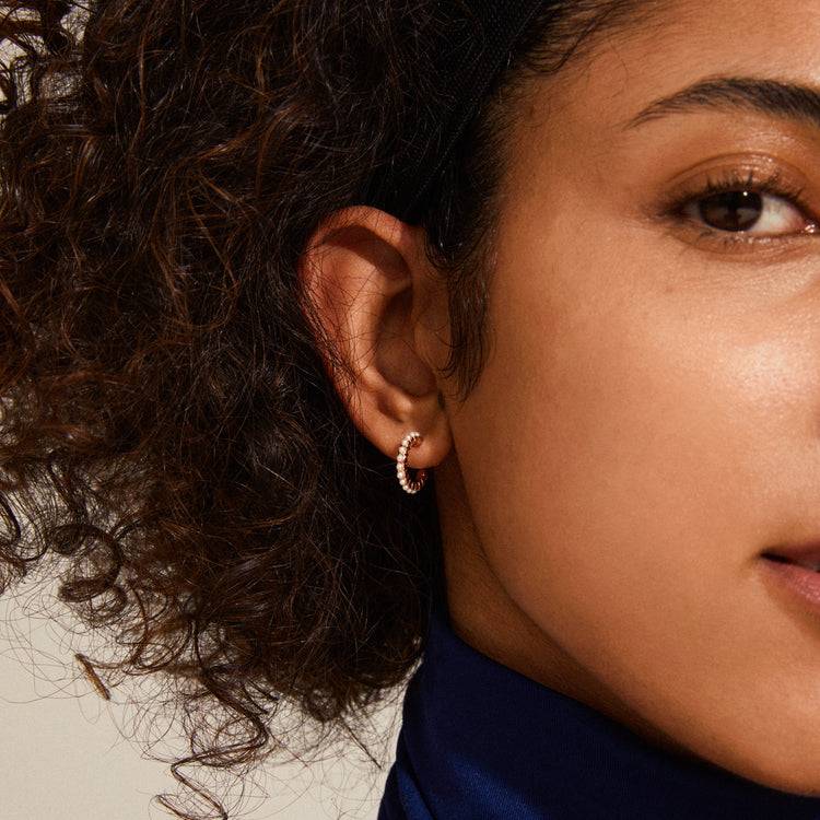 Pilgrim EKTA Huggie-Perlen-Creolen,mit Roségold Plattiert