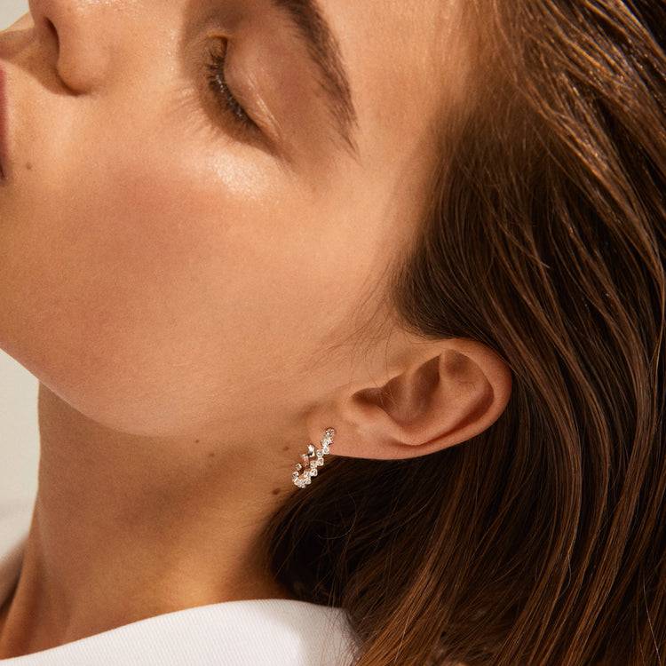 Pilgrim JOLENE Recycelte Gewellte Kristall-Creolen, Versilbert