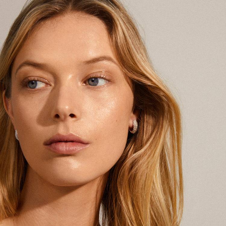 Pilgrim LONA Recycelte Chunky Kristall-Huggie-Hoops, Versilbert