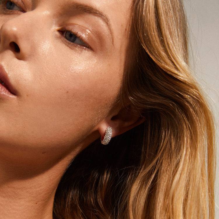 Pilgrim LONA Recycelte Chunky Kristall-Huggie-Hoops, Versilbert