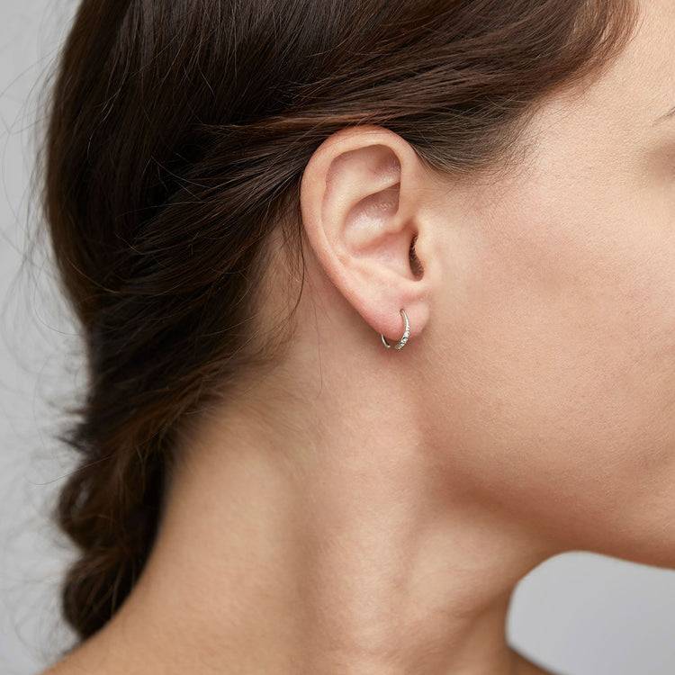 Pilgrim ABRIL Kristall-Huggie-Hoops Versilbert